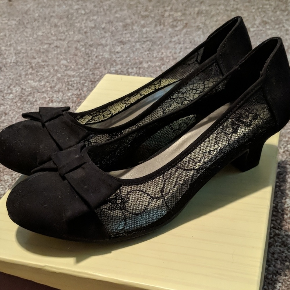 American Eagle Lace Pumps